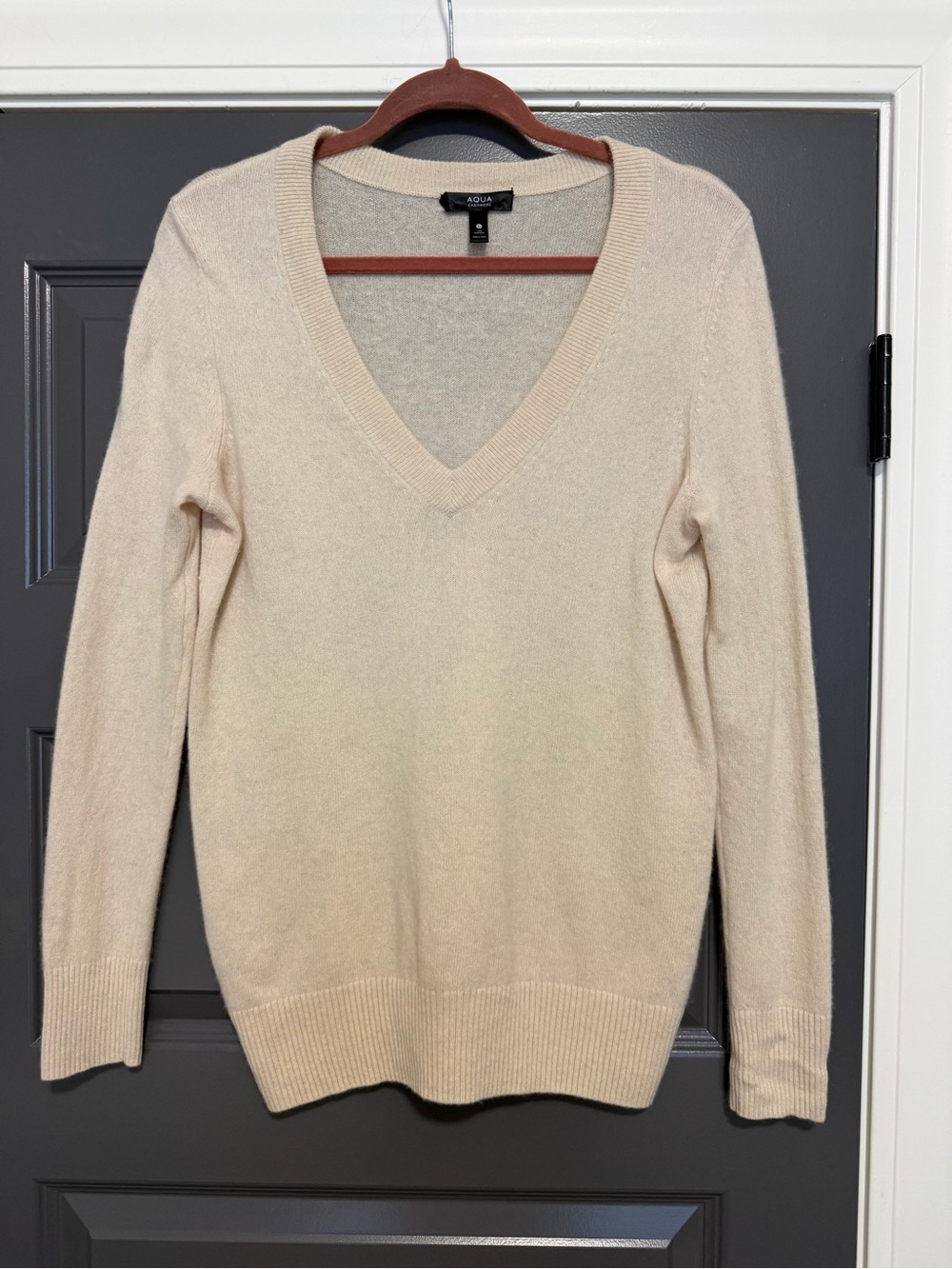 Cashmere Aqua Soft V-Neck Sweater in cream color